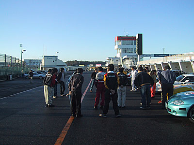 サーキットの神様に黙祷を捧げる面々（嘘）